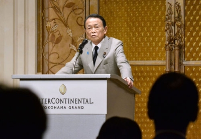 写真：自民党の麻生派会合で講演する麻生最高顧問＝３日午後、横浜市