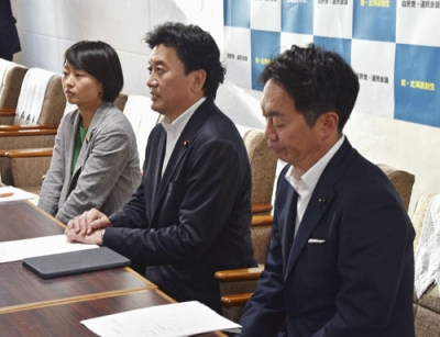写真：自民党道連が総裁選前倒し実施を求める方針を全会一致で決めたと明らかにする武部新文科副大臣（中央）ら＝３日午後、札幌市