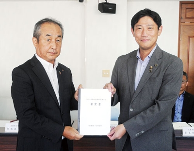 写真：要望書を手渡す中田会頭（左）