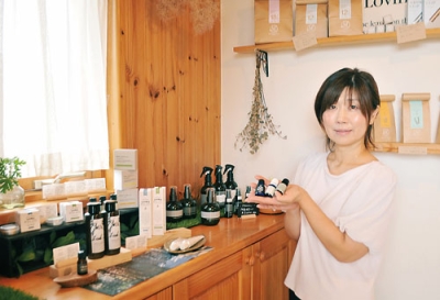 写真：アロマ専門店を開業する山形さん