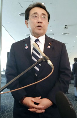 写真：羽田空港で記者団の取材に応じる赤沢経済再生相＝４日午前