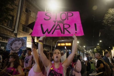 写真：３日、エルサレム中心部で行われたデモで、パレスチナ自治区ガザを巡る停戦を求めて路上を占拠する参加者（共同）