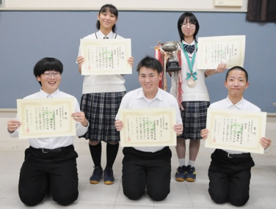 写真：全道の農業鑑定競技会で最優秀賞に輝いた石橋さん（後列右）と入賞した生徒