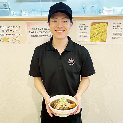 写真：「正油らぁめん」を紹介する佐野代表