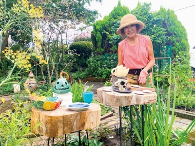 写真：愛らしい陶芸作品が並ぶ木村さん宅の庭