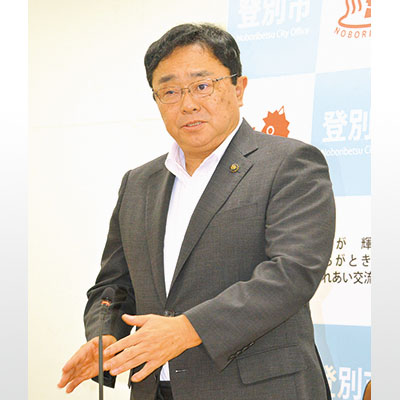 写真：「津波警報発表時の対応について改めて検証する」と語る小笠原市長