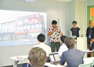 写真：市役所本庁舎の移転後の活用について「サブスク型複合エンターテインメント施設」を提案する学生