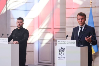 写真：４日、フランス・パリで開かれた有志国連合の会合後、ウクライナのゼレンスキー大統領（左）と並んで記者会見するマクロン大統領（ロイター＝共同）