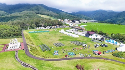 写真：満天花火会場のだんパラ公園。手前がフードエリア、右奥が観覧エリア
