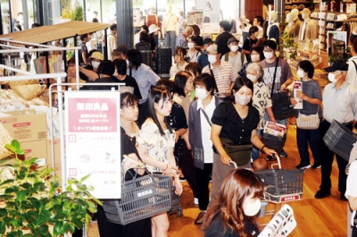 写真：買い物客でにぎわう無印良品「室蘭ＭＯＲＵＥ中島」の店内＝５日午前９時５５分