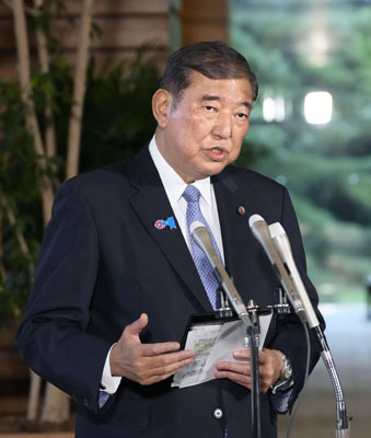 写真：記者団の取材に応じる石破首相＝５日午後、首相官邸