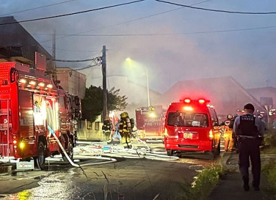 写真：倉庫から煙が上っている火災現場＝５日午前４時４５分、室蘭市日の出町２