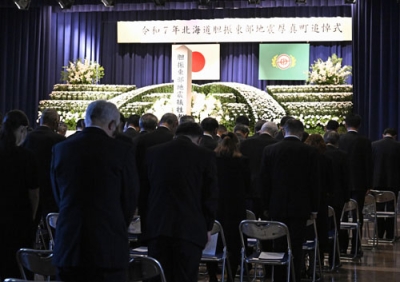 写真：胆振東部地震から７年となり、追悼式で黙とうする参列者＝６日午前、厚真町