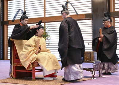 写真：「加冠の儀」で燕尾纓の冠をかぶられる秋篠宮家の長男悠仁さま＝６日午前１０時７分、宮殿・春秋の間（代表撮影）