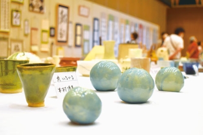 写真：伊達市内で活動する１６団体の市民サークルメンバーの作品