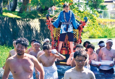 写真：川上りが見せ場の瀧不動尊みこし（写真は昨年）
