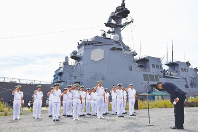 写真：初入港した護衛艦「はぐろ」の入港歓迎式
