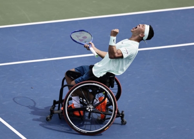 写真：車いすの部男子シングルス決勝の最終セット、タイブレークで相手のマッチポイントをしのぎ、雄たけびを上げる小田凱人＝ニューヨーク（共同）