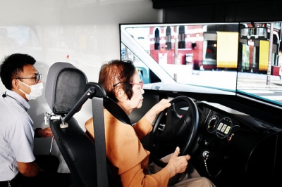 写真：ドライブシミュレーターを使い、自らの運転を見直す参加者