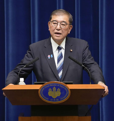 写真：記者会見する石破首相。退陣する意向を表明した＝７日午後６時、首相官邸