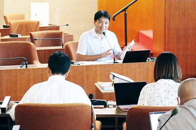 写真：子どもの権利条例について話す伊藤准教授