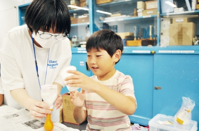 写真：科学の実験を楽しむ子ども