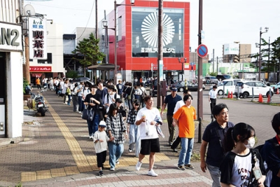 写真：東室蘭駅西口のシャトルバス乗り場には長蛇の列ができた＝６日午後３時半ごろ