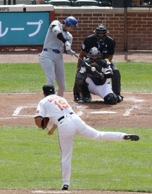 写真：オリオールズ戦の３回、菅野から４８号ソロを放つドジャース・大谷＝ボルティモア（共同）