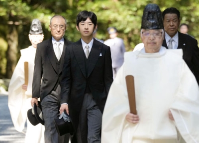 写真：伊勢神宮内宮の参拝に向かわれる秋篠宮家の長男悠仁さま＝８日午前、三重県伊勢市