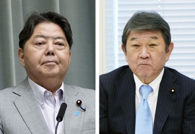写真：林芳正官房長官（左）、自民党の茂木敏充前幹事長