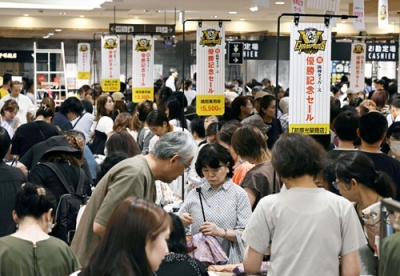 写真：「祝　阪神タイガース優勝記念セール」で混雑する阪神百貨店梅田本店＝８日午前、大阪市北区