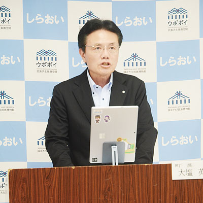 写真：「町認知症と共に生きる希望条例」について説明する大塩町長