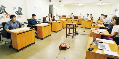 写真：委員と意見交換する議会サポーターの白濱さん（左端）、岡崎さん（左から２人目）ら