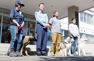 写真：伊達警察署で嘱託犬の委嘱を受け活躍が期待されるイヌ３頭