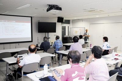写真：宇井名誉教授の講演に聴き入る参加者たち