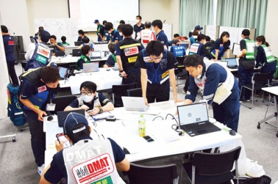 写真：製鉄記念室蘭病院にＤＭＡＴの拠点本部を設置して行われた訓練