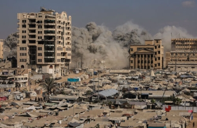 写真：イスラエルの空襲を受け、建物から立ち上る煙＝８日、ガザ北部ガザ市（ロイター＝共同）