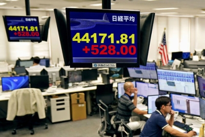 写真：一時４万４０００円台を付けた日経平均株価を示すモニター＝９日午前、東京都港区の外為どっとコム