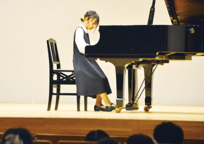 写真：真剣な表情で演奏を披露する出演者