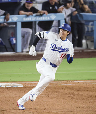 写真：ロッキーズ戦の７回、二塁打を放って走るドジャース・大谷＝ロサンゼルス（共同）