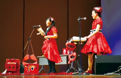 写真：繊細な口笛と多彩なシンセサイザーの音色で来場者を魅了した「レッド・ベコーズ」
