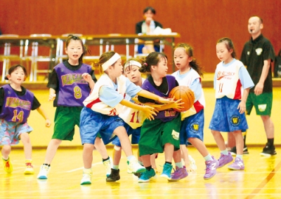 写真：懸命にボールを追いかける選手たち