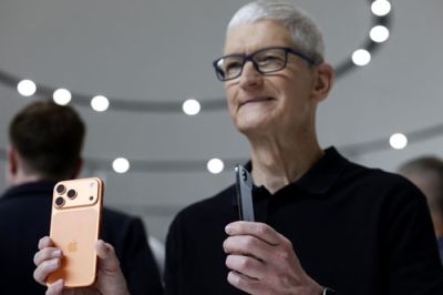 写真：新機種のｉＰｈｏｎｅを発表する米アップルのティム・クックＣＥＯ＝９日、米カリフォルニア州（ゲッティ＝共同）