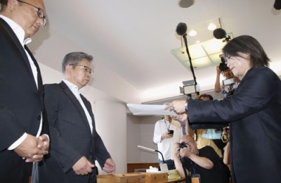 写真：静岡県伊東市議会の解散通知書を中島弘道議長（左から２人目）に手渡す田久保真紀市長＝１０日午前、伊東市