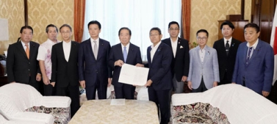 写真：額賀衆院議長（中央左）に、臨時国会召集の要求書を提出する立憲民主党の笠国対委員長（同右）と野党の国対委員長ら＝１０日午前、国会