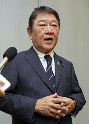 写真：記者団の取材に応じる自民党の茂木前幹事長＝１０日午前、東京・赤坂の議員宿舎