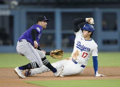 写真：ロッキーズ戦の３回、二盗を決めるドジャース・大谷＝ロサンゼルス（共同）