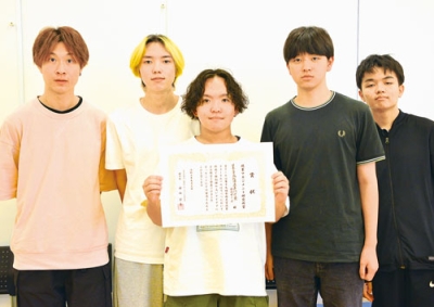 写真：政策マネジメント研究所賞を受賞した日本工学院小川ゼミＡの学生たち