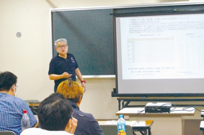 写真：経営について解説する森永さん