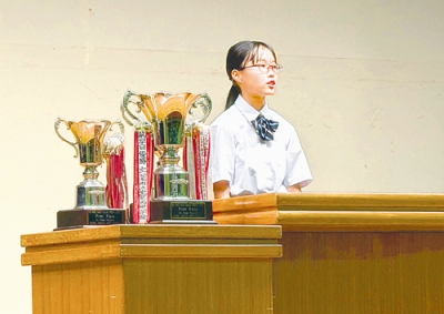 写真：練習の成果を披露する生徒